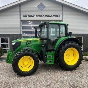 JOHN DEERE 6130M med Auto Quard gearkasse og med krybe gear. I for er der frontlift og 2stk dobbeltvirkende fjernudtag